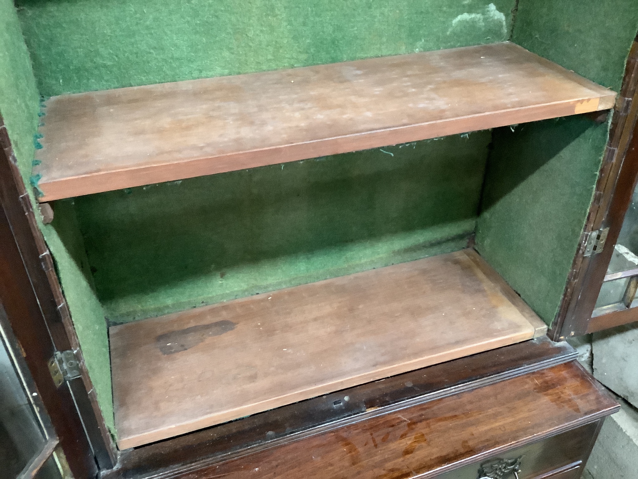 A George III style mahogany bookcase/gun cabinet
